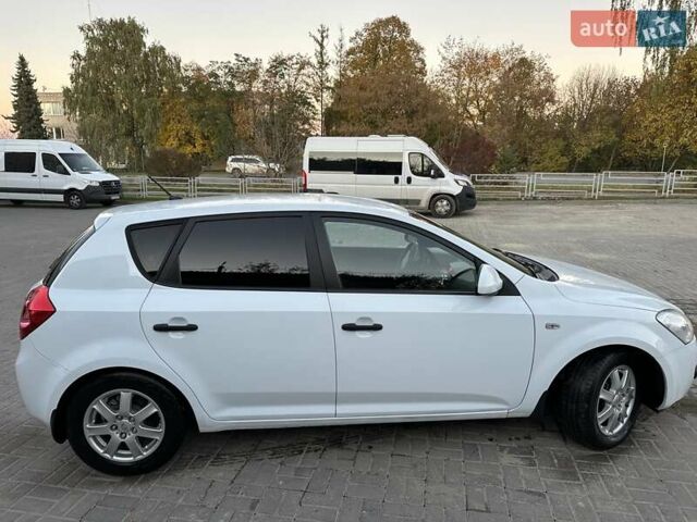 Белый Киа Сид, объемом двигателя 1.6 л и пробегом 229 тыс. км за 5799 $, фото 6 на Automoto.ua
