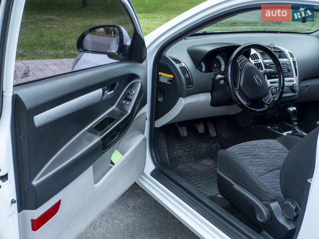 Белый Киа Сид, объемом двигателя 1.4 л и пробегом 126 тыс. км за 4950 $, фото 19 на Automoto.ua