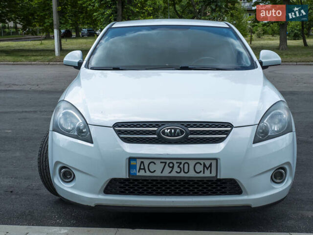 Белый Киа Сид, объемом двигателя 1.4 л и пробегом 126 тыс. км за 4950 $, фото 4 на Automoto.ua