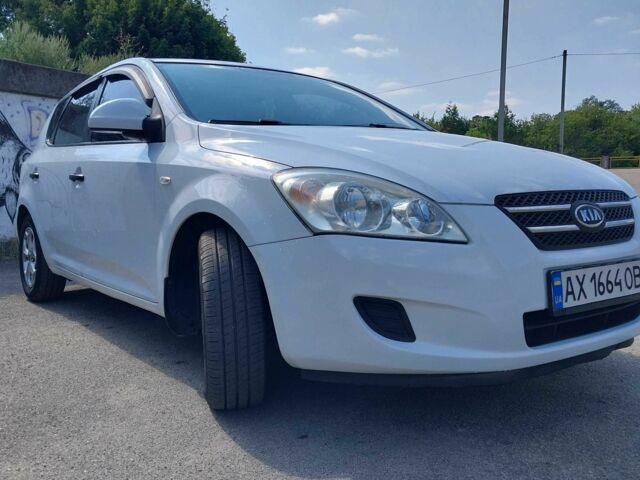 Белый Киа Сид, объемом двигателя 1.4 л и пробегом 225 тыс. км за 5400 $, фото 3 на Automoto.ua