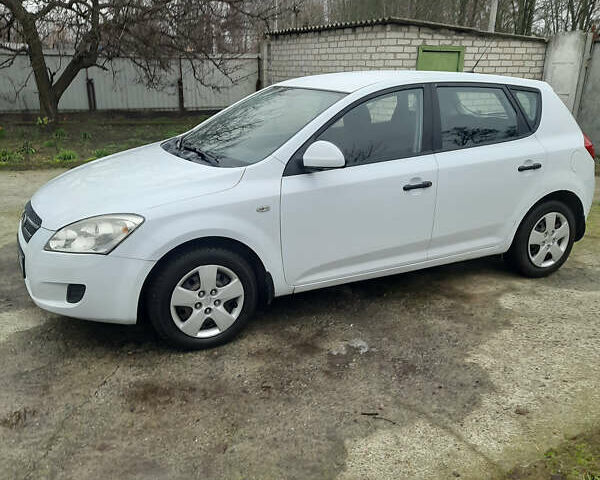 Белый Киа Сид, объемом двигателя 1.6 л и пробегом 182 тыс. км за 6100 $, фото 3 на Automoto.ua