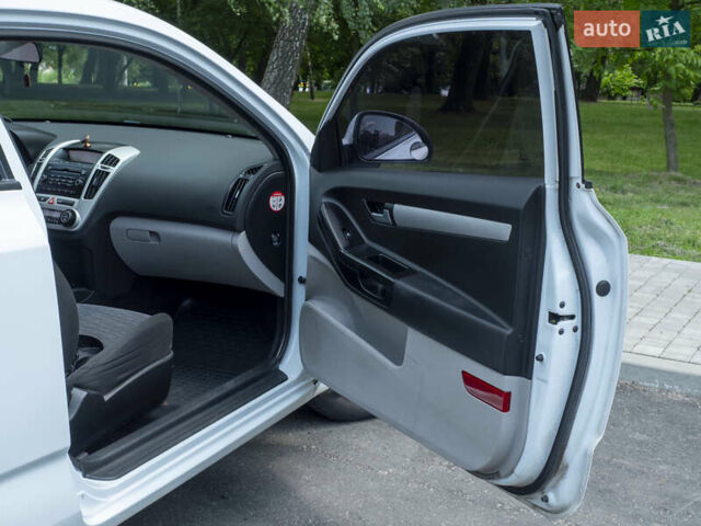 Белый Киа Сид, объемом двигателя 1.4 л и пробегом 126 тыс. км за 4950 $, фото 13 на Automoto.ua