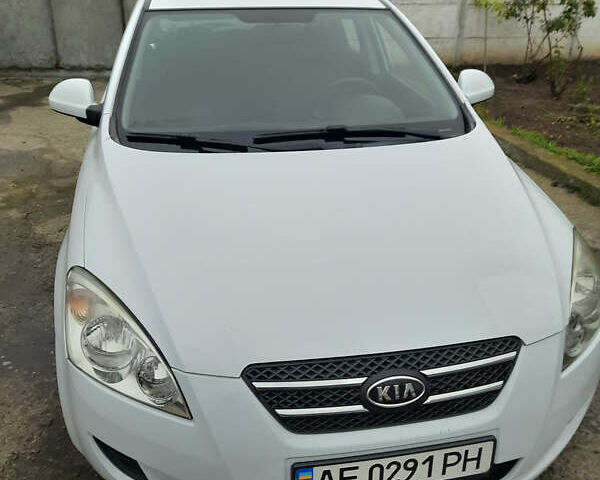 Белый Киа Сид, объемом двигателя 1.6 л и пробегом 182 тыс. км за 6100 $, фото 2 на Automoto.ua