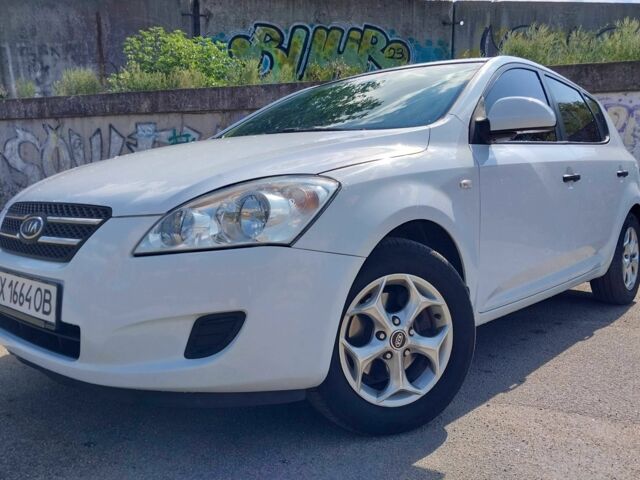 Белый Киа Сид, объемом двигателя 1.4 л и пробегом 225 тыс. км за 5400 $, фото 2 на Automoto.ua
