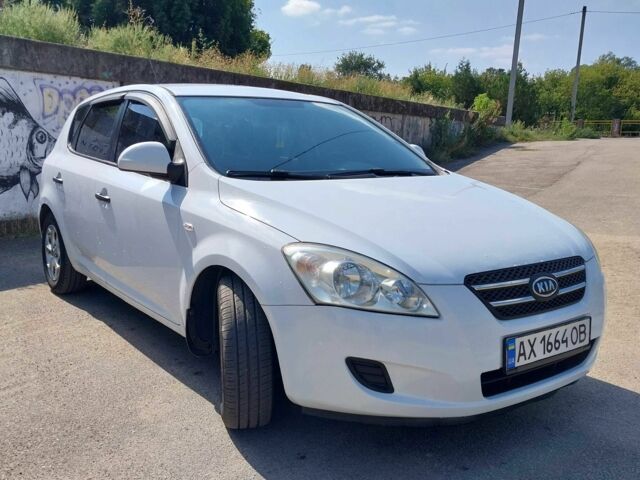 Белый Киа Сид, объемом двигателя 1.4 л и пробегом 225 тыс. км за 5400 $, фото 1 на Automoto.ua
