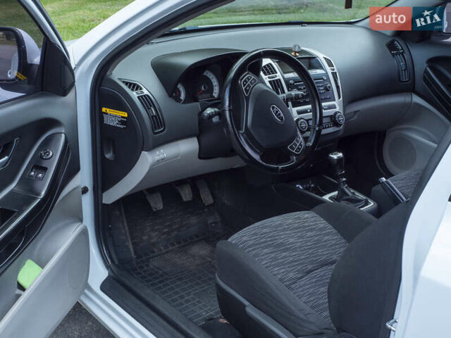 Белый Киа Сид, объемом двигателя 1.4 л и пробегом 126 тыс. км за 4950 $, фото 18 на Automoto.ua