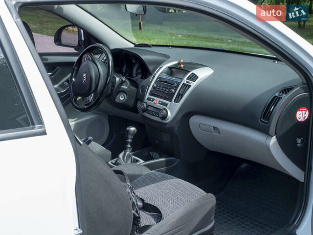 Белый Киа Сид, объемом двигателя 1.4 л и пробегом 126 тыс. км за 4950 $, фото 14 на Automoto.ua