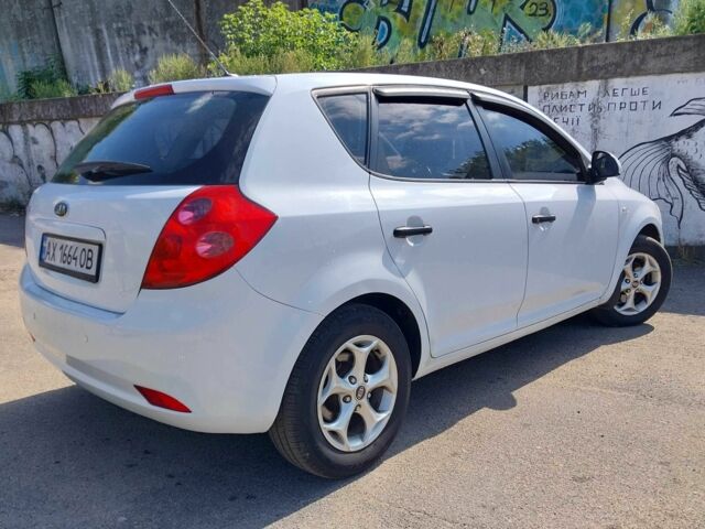 Белый Киа Сид, объемом двигателя 1.4 л и пробегом 225 тыс. км за 5400 $, фото 5 на Automoto.ua