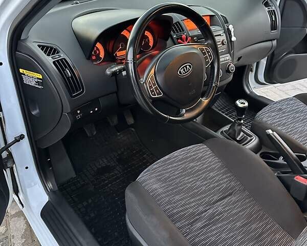 Белый Киа Сид, объемом двигателя 1.6 л и пробегом 229 тыс. км за 5799 $, фото 35 на Automoto.ua
