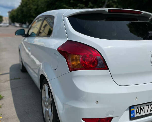 Белый Киа Сид, объемом двигателя 1.6 л и пробегом 234 тыс. км за 5750 $, фото 3 на Automoto.ua