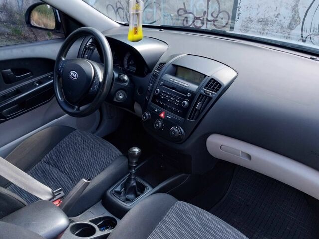 Белый Киа Сид, объемом двигателя 1.4 л и пробегом 225 тыс. км за 5400 $, фото 6 на Automoto.ua