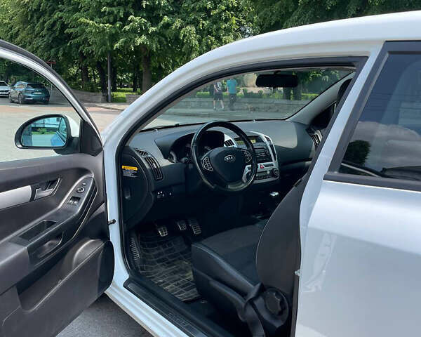 Белый Киа Сид, объемом двигателя 1.6 л и пробегом 234 тыс. км за 5750 $, фото 9 на Automoto.ua