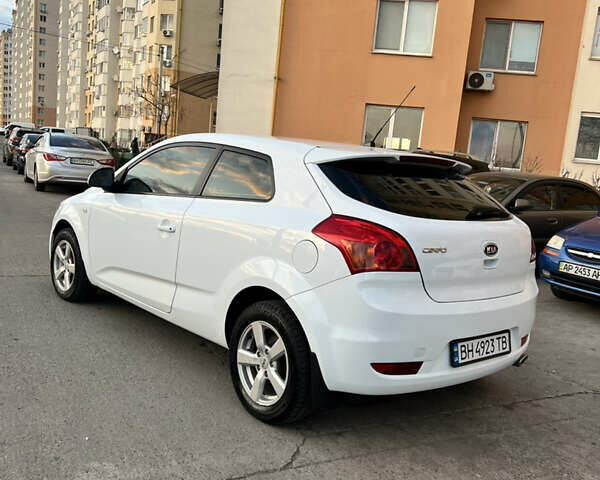 Белый Киа Сид, объемом двигателя 1.59 л и пробегом 213 тыс. км за 4400 $, фото 6 на Automoto.ua