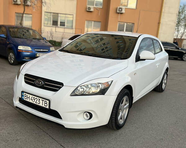 Белый Киа Сид, объемом двигателя 1.59 л и пробегом 213 тыс. км за 4400 $, фото 1 на Automoto.ua