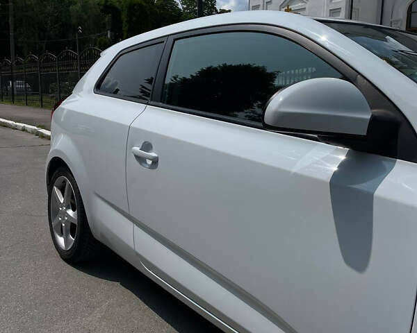 Белый Киа Сид, объемом двигателя 1.6 л и пробегом 234 тыс. км за 5750 $, фото 5 на Automoto.ua