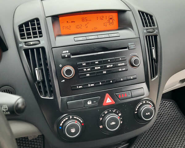 Белый Киа Сид, объемом двигателя 1.6 л и пробегом 182 тыс. км за 6100 $, фото 8 на Automoto.ua