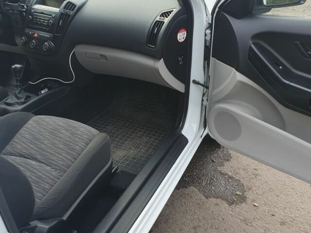 Білий Кіа Сід, об'ємом двигуна 1.6 л та пробігом 124 тис. км за 5900 $, фото 9 на Automoto.ua
