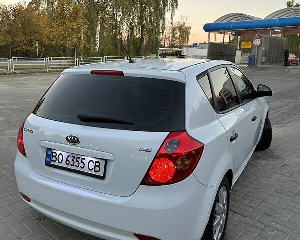 Белый Киа Сид, объемом двигателя 1.6 л и пробегом 229 тыс. км за 5799 $, фото 11 на Automoto.ua