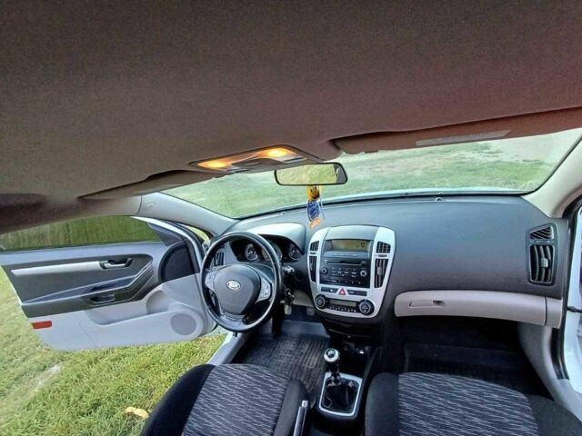 Белый Киа Сид, объемом двигателя 1.4 л и пробегом 255 тыс. км за 4500 $, фото 15 на Automoto.ua