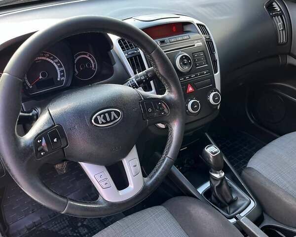 Белый Киа Сид, объемом двигателя 1.58 л и пробегом 393 тыс. км за 5700 $, фото 9 на Automoto.ua