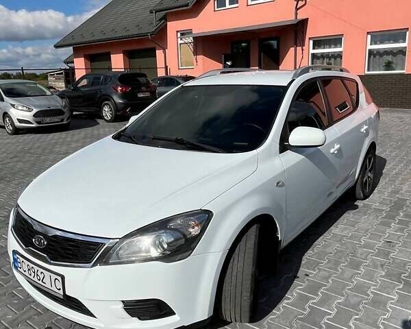 Белый Киа Сид, объемом двигателя 1.58 л и пробегом 393 тыс. км за 5700 $, фото 6 на Automoto.ua
