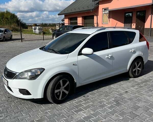 Белый Киа Сид, объемом двигателя 1.58 л и пробегом 393 тыс. км за 5700 $, фото 3 на Automoto.ua