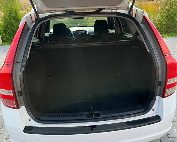 Белый Киа Сид, объемом двигателя 1.58 л и пробегом 393 тыс. км за 5700 $, фото 10 на Automoto.ua