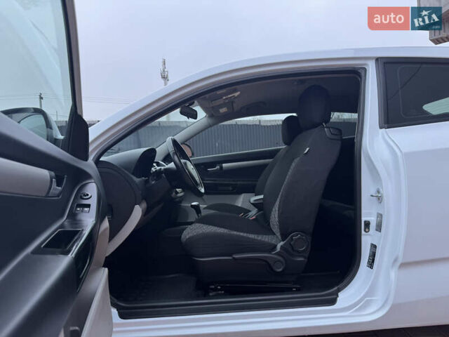 Белый Киа Сид, объемом двигателя 1.6 л и пробегом 167 тыс. км за 5700 $, фото 11 на Automoto.ua