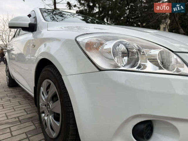 Белый Киа Сид, объемом двигателя 1.59 л и пробегом 178 тыс. км за 5700 $, фото 21 на Automoto.ua