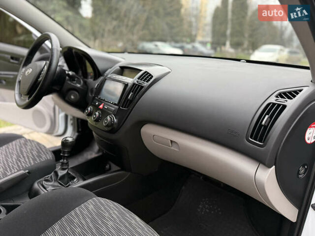 Белый Киа Сид, объемом двигателя 1.59 л и пробегом 178 тыс. км за 5700 $, фото 39 на Automoto.ua