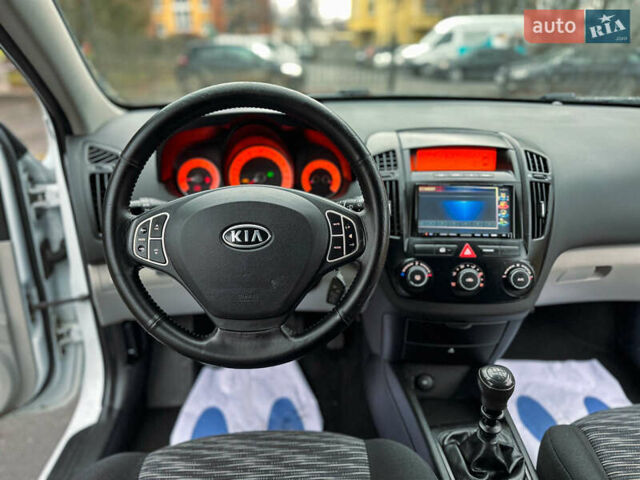 Белый Киа Сид, объемом двигателя 1.4 л и пробегом 178 тыс. км за 4777 $, фото 13 на Automoto.ua
