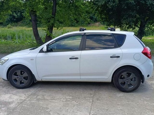 Белый Киа Сид, объемом двигателя 1.59 л и пробегом 105 тыс. км за 6300 $, фото 2 на Automoto.ua