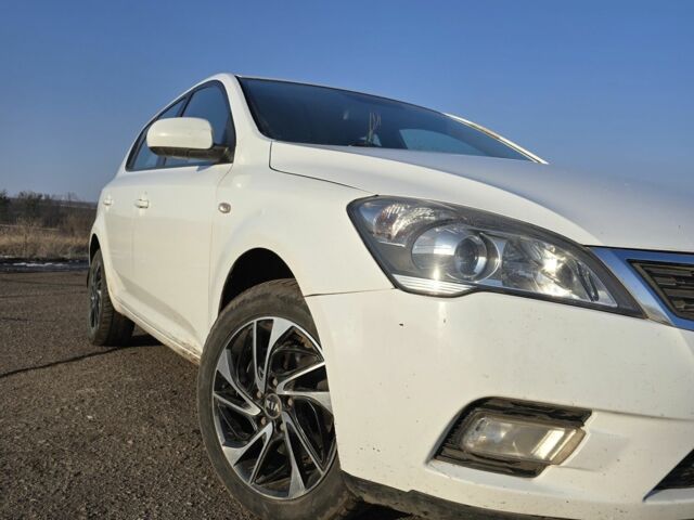 Белый Киа Сид, объемом двигателя 0 л и пробегом 275 тыс. км за 6200 $, фото 1 на Automoto.ua