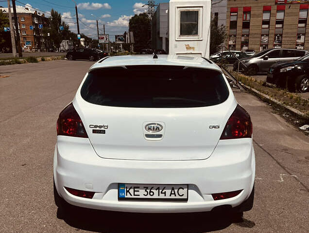Белый Киа Сид, объемом двигателя 1.6 л и пробегом 230 тыс. км за 6000 $, фото 4 на Automoto.ua