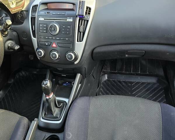 Белый Киа Сид, объемом двигателя 1.6 л и пробегом 275 тыс. км за 5800 $, фото 13 на Automoto.ua