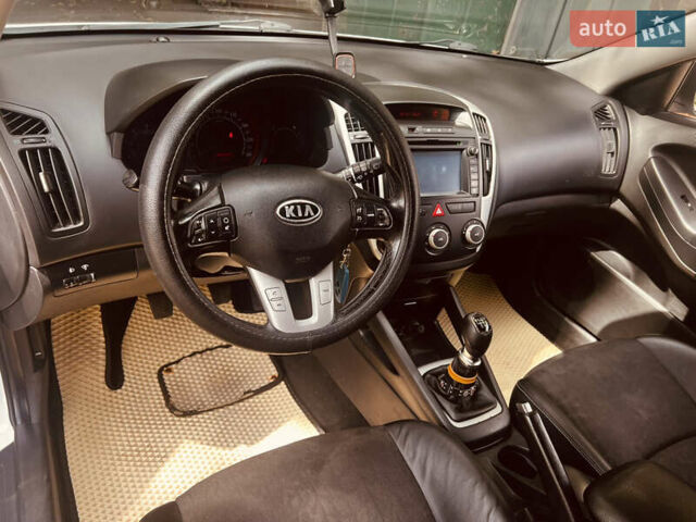 Белый Киа Сид, объемом двигателя 1.6 л и пробегом 230 тыс. км за 6000 $, фото 17 на Automoto.ua
