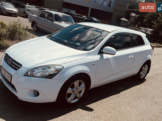 Белый Киа Сид, объемом двигателя 1.6 л и пробегом 230 тыс. км за 6000 $, фото 2 на Automoto.ua