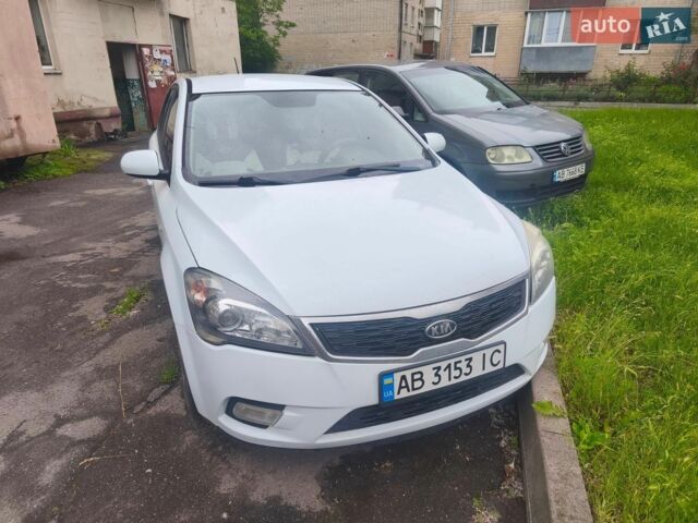 Белый Киа Сид, объемом двигателя 1.4 л и пробегом 209 тыс. км за 5700 $, фото 2 на Automoto.ua