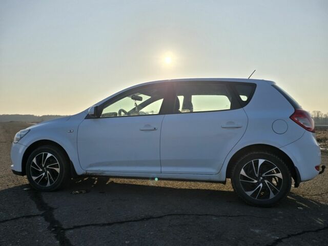 Белый Киа Сид, объемом двигателя 0 л и пробегом 275 тыс. км за 6200 $, фото 5 на Automoto.ua