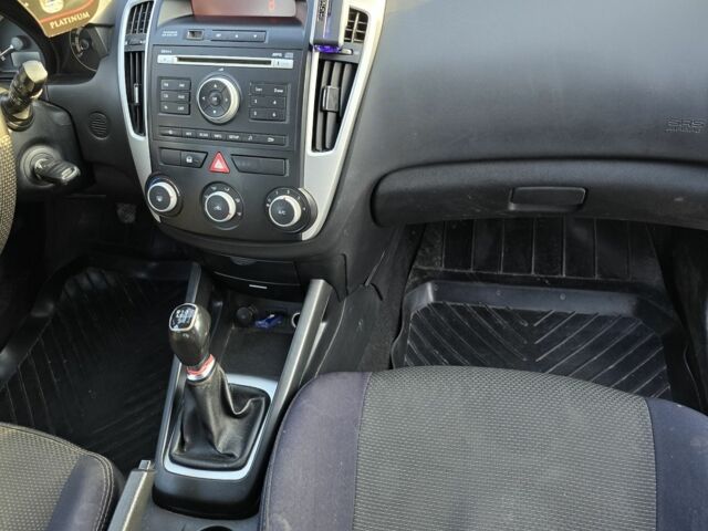 Білий Кіа Сід, об'ємом двигуна 0 л та пробігом 275 тис. км за 6200 $, фото 9 на Automoto.ua