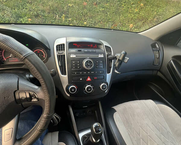 Белый Киа Сид, объемом двигателя 1.59 л и пробегом 255 тыс. км за 5700 $, фото 5 на Automoto.ua