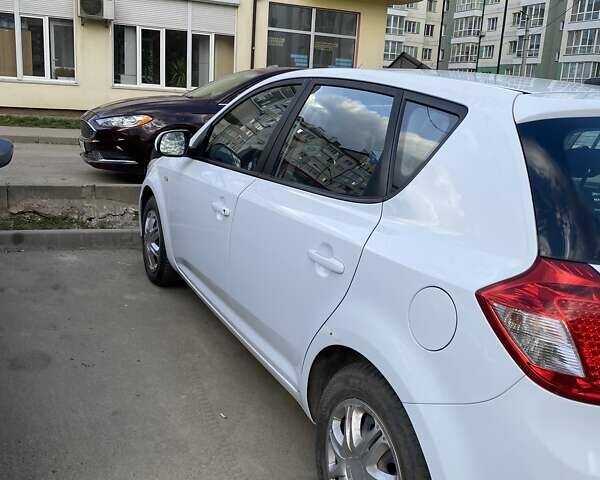 Белый Киа Сид, объемом двигателя 1.4 л и пробегом 180 тыс. км за 8000 $, фото 1 на Automoto.ua