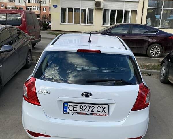 Белый Киа Сид, объемом двигателя 1.4 л и пробегом 180 тыс. км за 8000 $, фото 4 на Automoto.ua