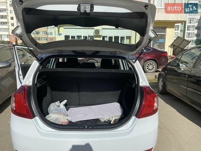 Белый Киа Сид, объемом двигателя 1.4 л и пробегом 180 тыс. км за 8000 $, фото 7 на Automoto.ua