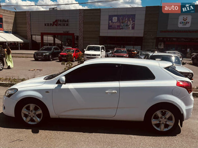 Белый Киа Сид, объемом двигателя 1.6 л и пробегом 230 тыс. км за 6000 $, фото 6 на Automoto.ua