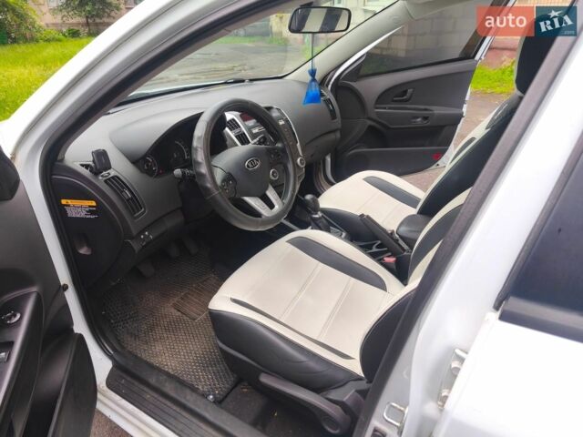 Белый Киа Сид, объемом двигателя 1.4 л и пробегом 209 тыс. км за 5700 $, фото 5 на Automoto.ua