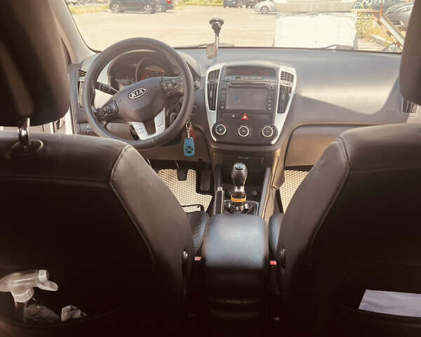 Белый Киа Сид, объемом двигателя 1.6 л и пробегом 230 тыс. км за 6000 $, фото 8 на Automoto.ua