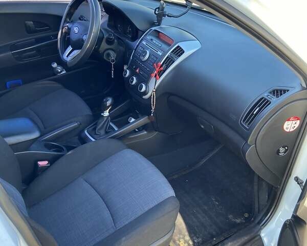 Белый Киа Сид, объемом двигателя 1.4 л и пробегом 126 тыс. км за 6900 $, фото 6 на Automoto.ua