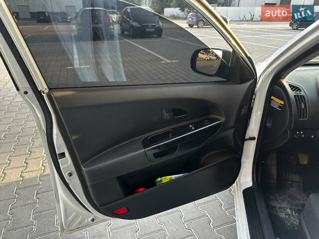 Белый Киа Сид, объемом двигателя 1.58 л и пробегом 231 тыс. км за 6199 $, фото 7 на Automoto.ua
