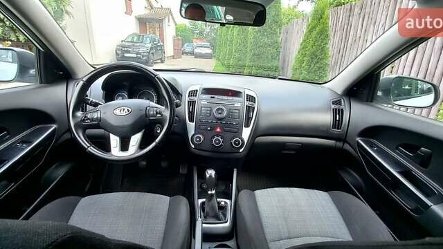 Белый Киа Сид, объемом двигателя 1.58 л и пробегом 206 тыс. км за 5500 $, фото 16 на Automoto.ua